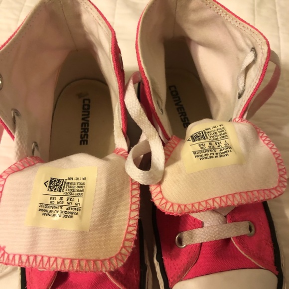Pink converse, lightly used! - Picture 3 of 3